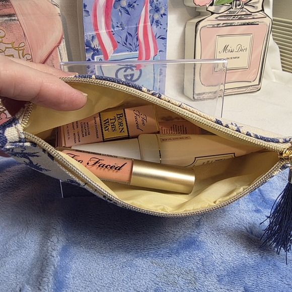 Too Faced Bundle & Zipper Pouch Set - - Picture 5 of 6